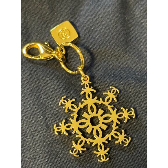 CHANEL Holiday Limited Edition Snowflake Charm with a mini blk Chanel pouch -NEW - Picture 1 of 3